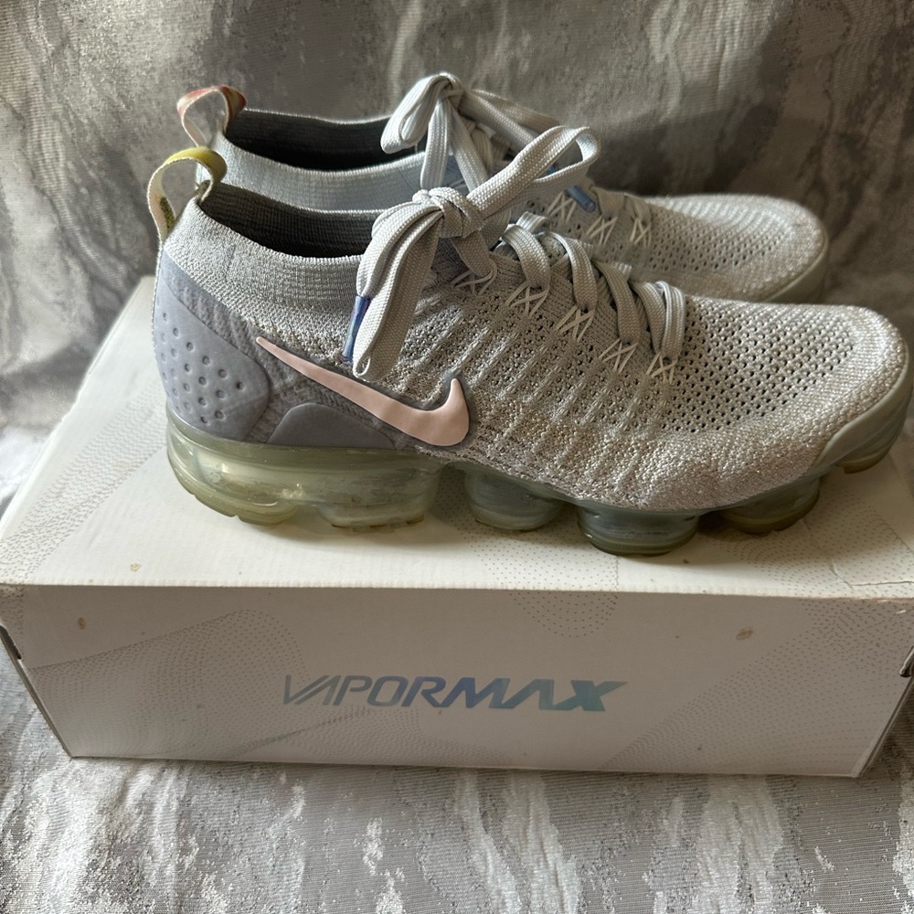 Nike VaporMax Flyknit in Gray and Pink